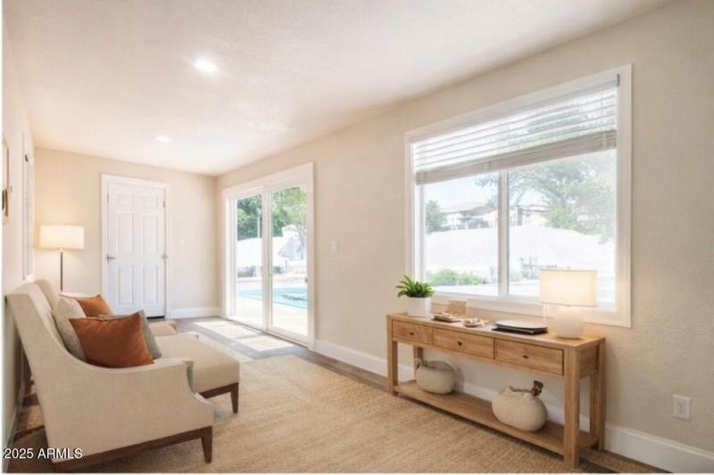 02_Family_Room_Pool_View