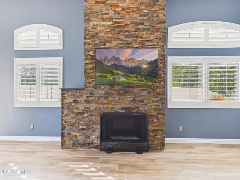 7 13826 N 96th St Living Room