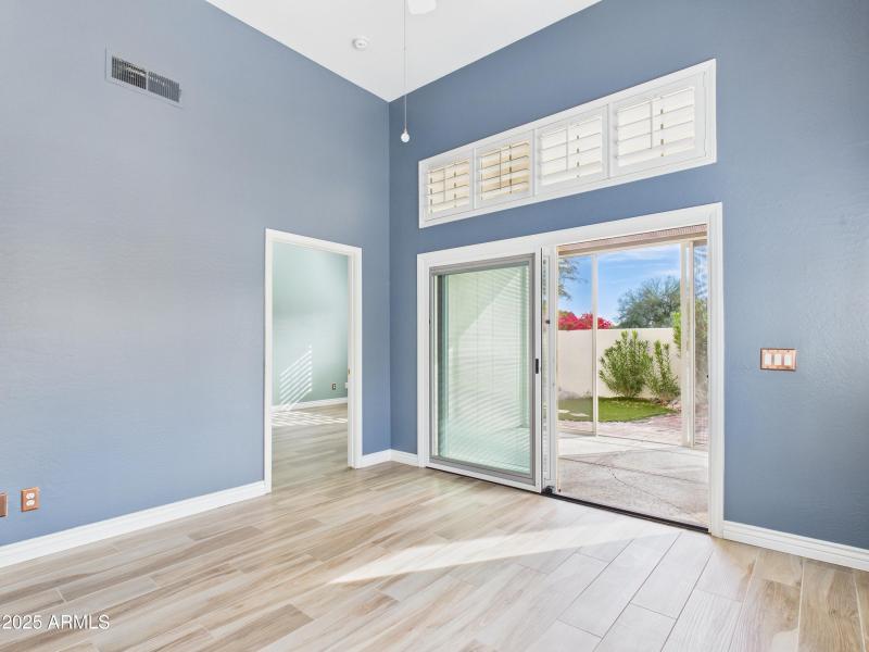 51 13826 N 96th St Living Room