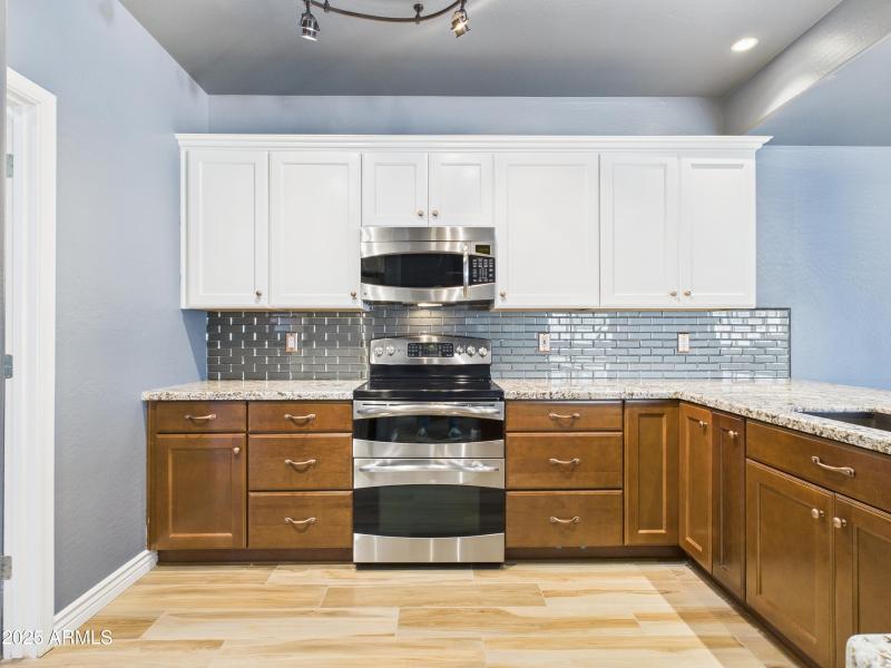 85 13826 N 96th St Kitchen