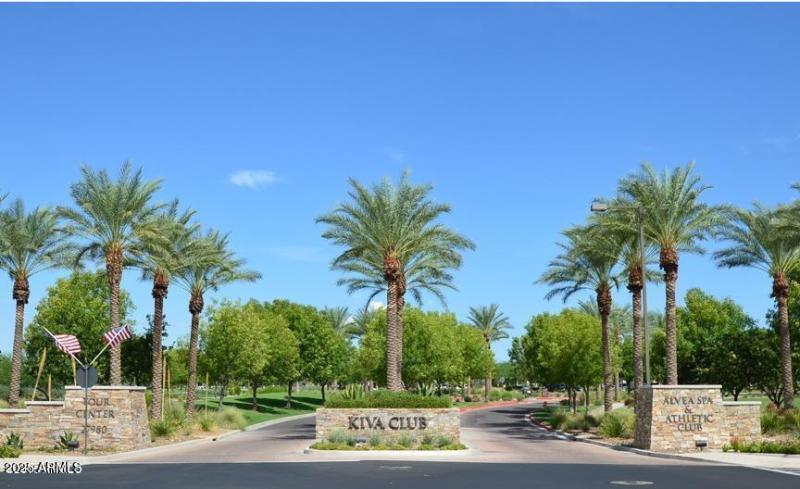 06 Palm Lined Entry to the Kiva Club