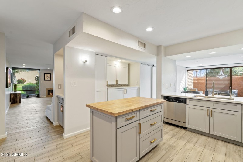 Passthrough w Bar to LR