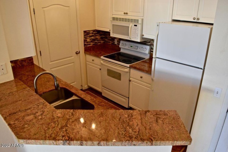 4 Granite countertops with full backspla