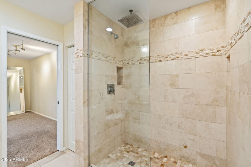 Tiled shower, niche, two shower heads