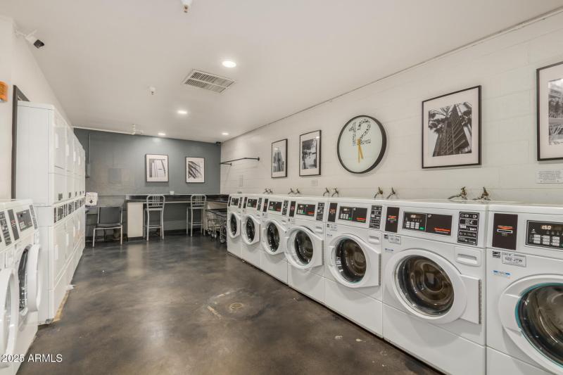 Laundry room in basebent