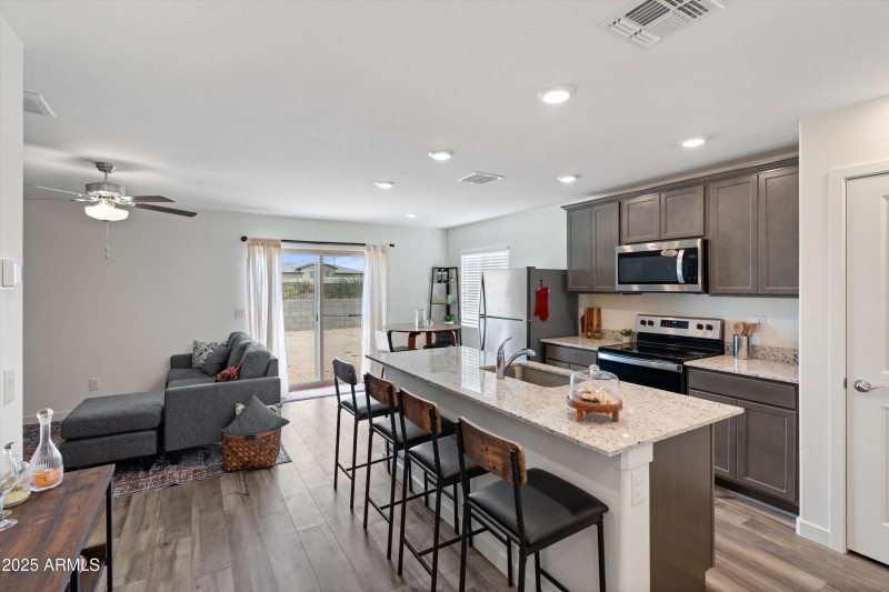 06-Kitchen & Family Room