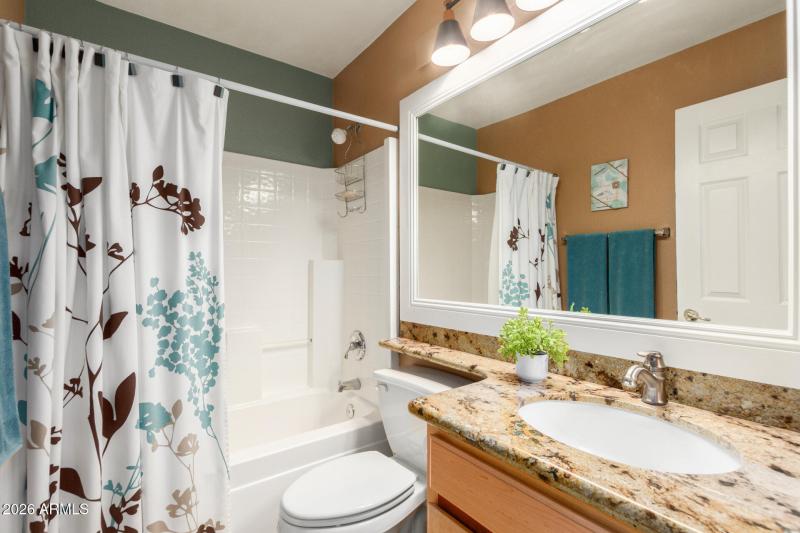 Hall bathroom w/shower over tub
