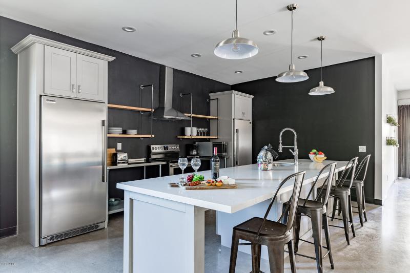 Kitchen-Breakfast-Bar-and-Stainless-Appl