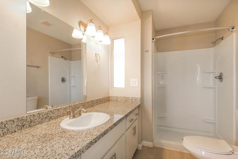 013-photo-main-bathroom-15047725