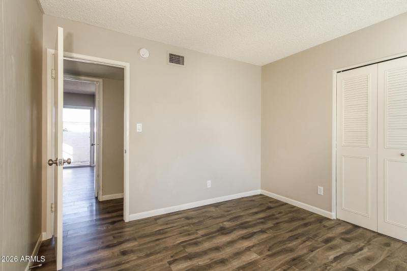 015-photo-bedroom-15047718