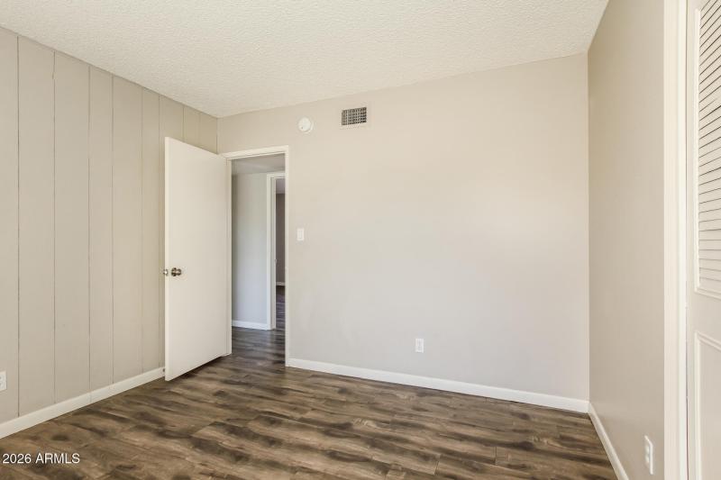 016-photo-bedroom-15047719