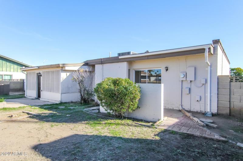 020-photo-rear-view-15047728