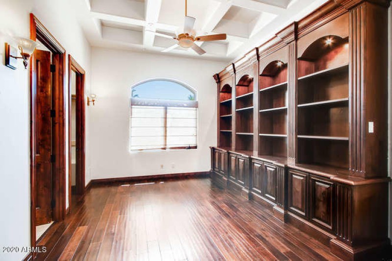 Office or 5th bedroom with en suite