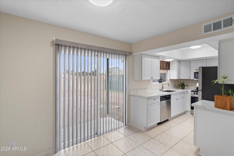 07-Dining to Kitchen