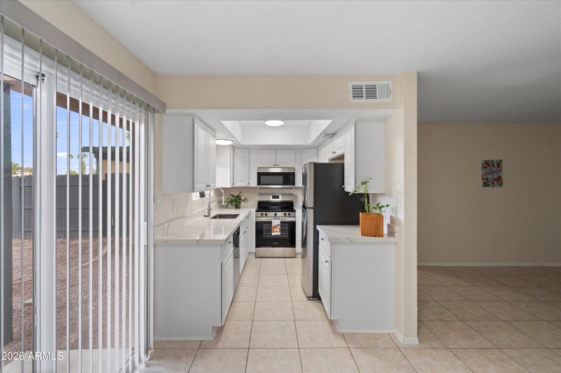 08-Dining to Kitchen