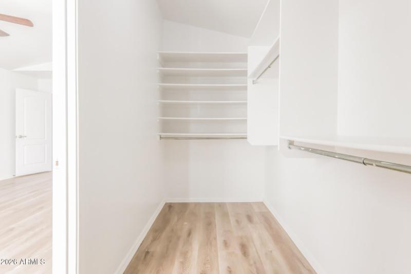 012-photo-walk-in-closet-15048287