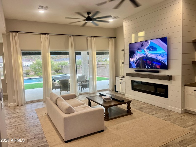 santan_family room 2