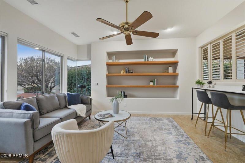 Flexible Office Space or 3rd Bedroom