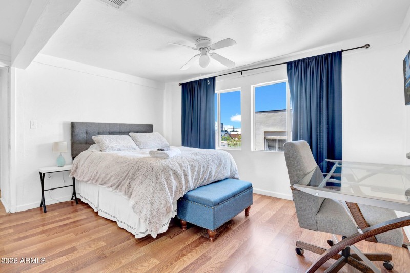 21-custom-712 E Pierce St-21