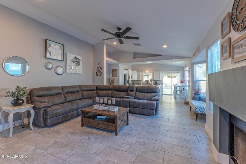 23658 North 36th Drive-print-005-020-liv