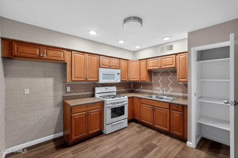 24_4127_N_74th_Ave_Phoenix_AZ_85033-Kitc