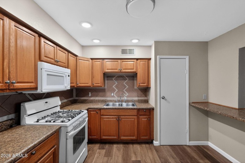 25_4127_N_74th_Ave_Phoenix_AZ_85033-Kitc