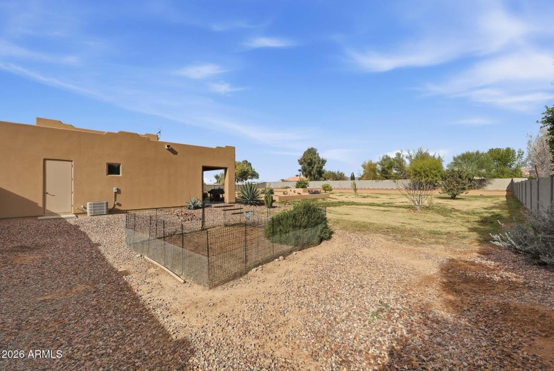 Enclosed garden space