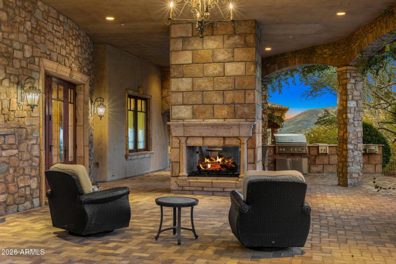 73outdoor fireplace lounge_twilight