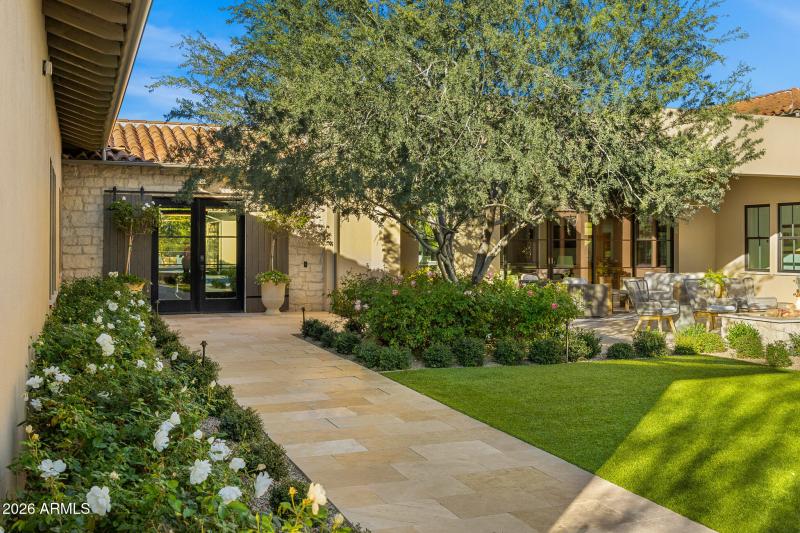 02front entrance pathway