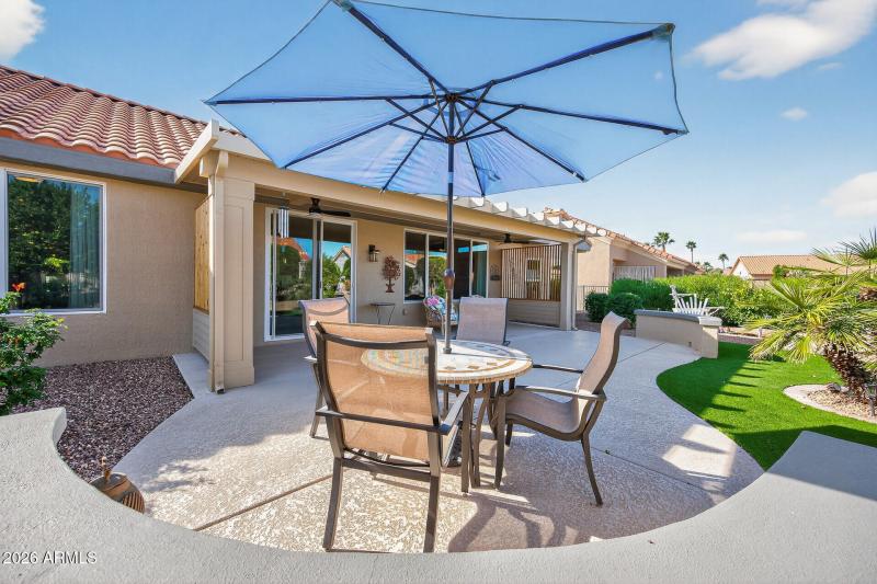 Lovely FULLY Enclosed yard!