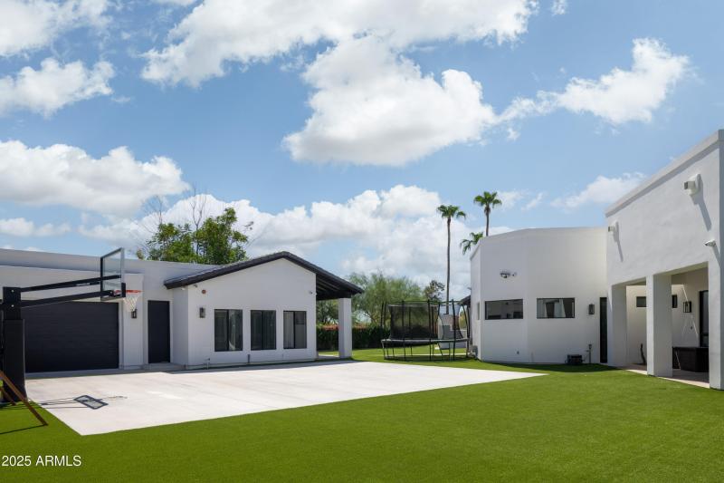 GUEST HOUSE & SPORT COURT