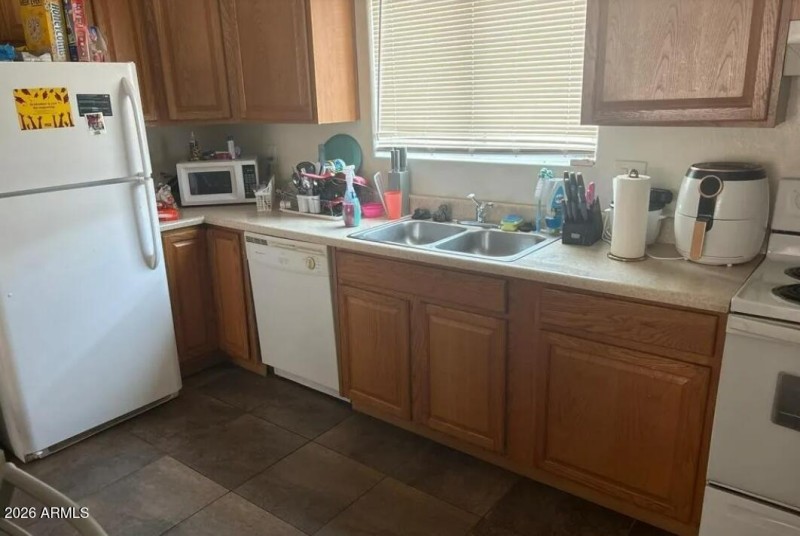 2324 W Lone Cactus Dr Unit 101 Kitchen