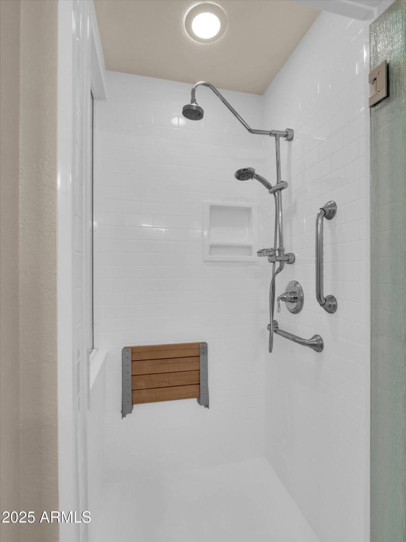 Master Bath & Closet (5)