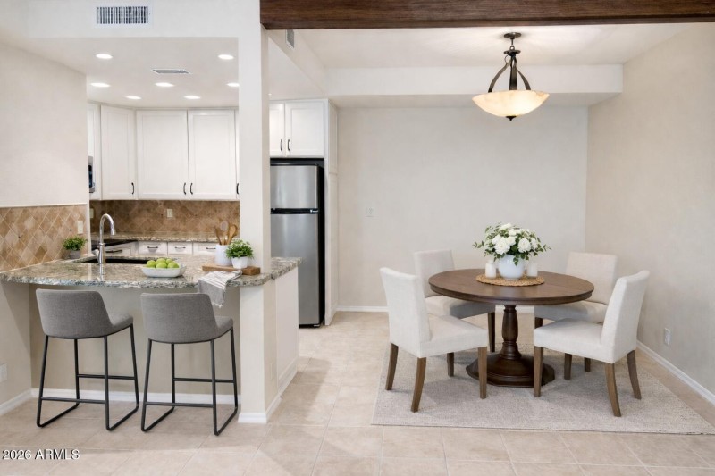 Breakfast bar and dining area
