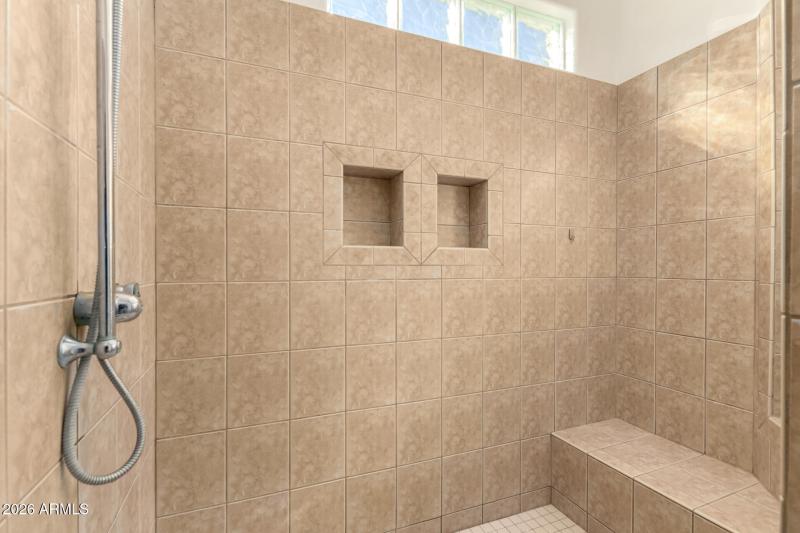 27 - Orangewood 7802