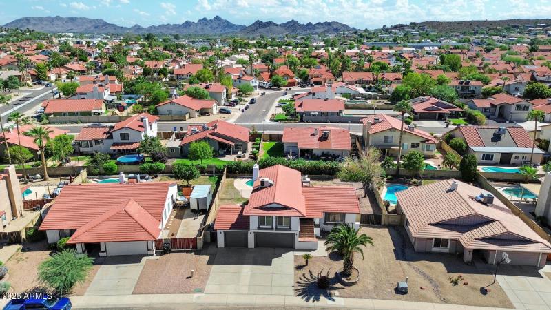 1927 E Crocus Dr-large-003-010-1927 E Cr