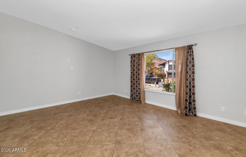 1927 E Crocus Dr-large-007-036-1927 E Cr