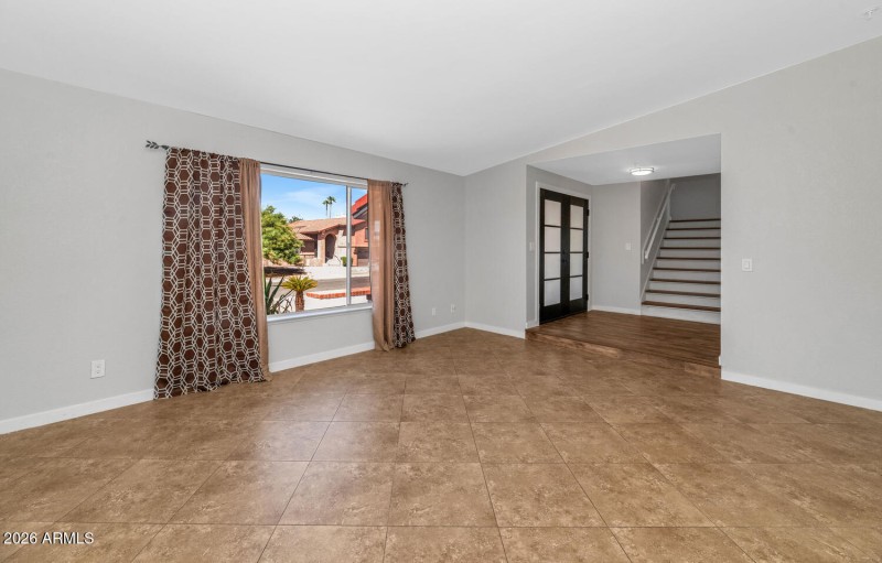 1927 E Crocus Dr-large-009-022-1927 E Cr