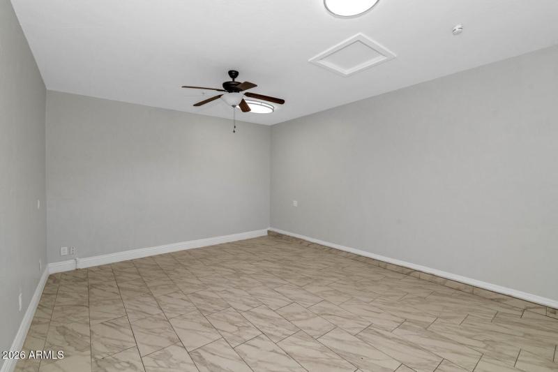 1927 E Crocus Dr-large-020-027-1927 E Cr