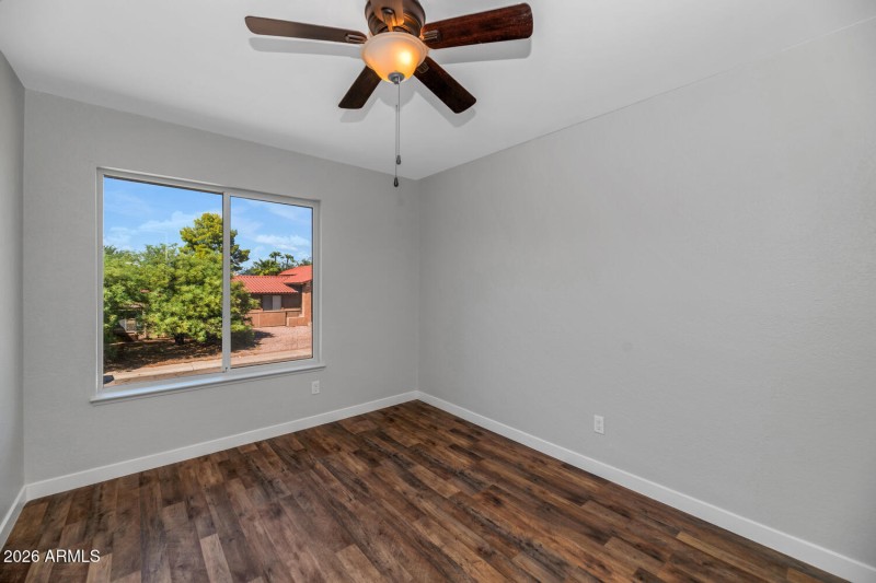 1927 E Crocus Dr-large-028-035-1927 E Cr