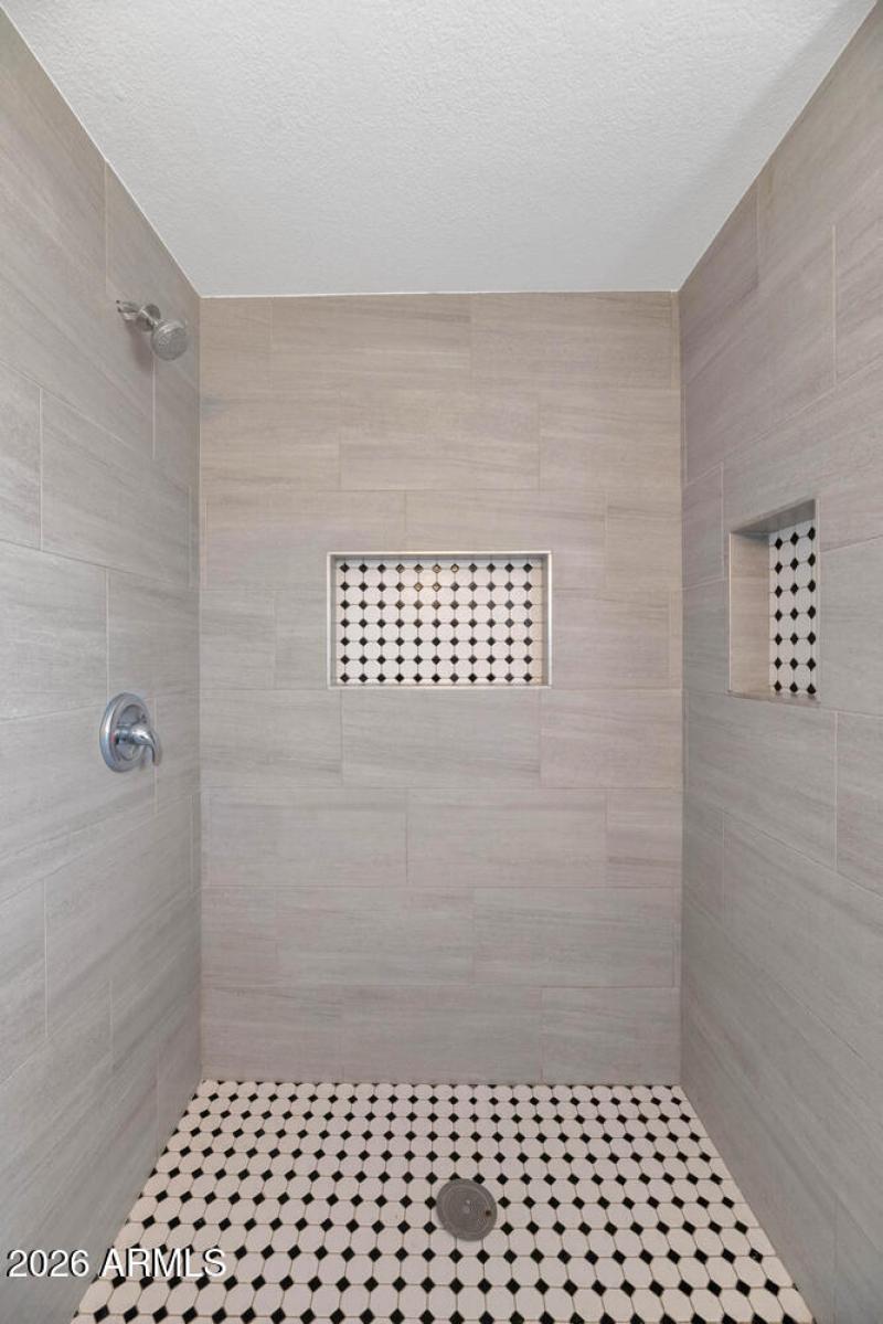 1927 E Crocus Dr-large-032-023-1927 E Cr