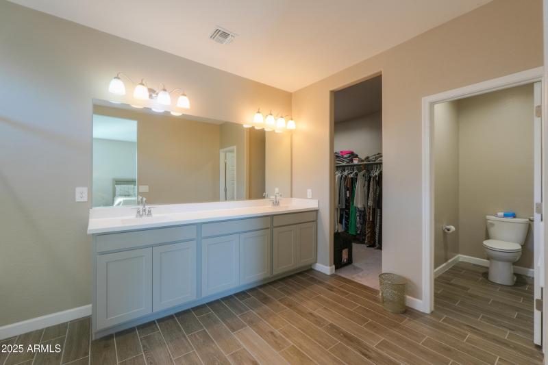 Double sinks in primary bathroom