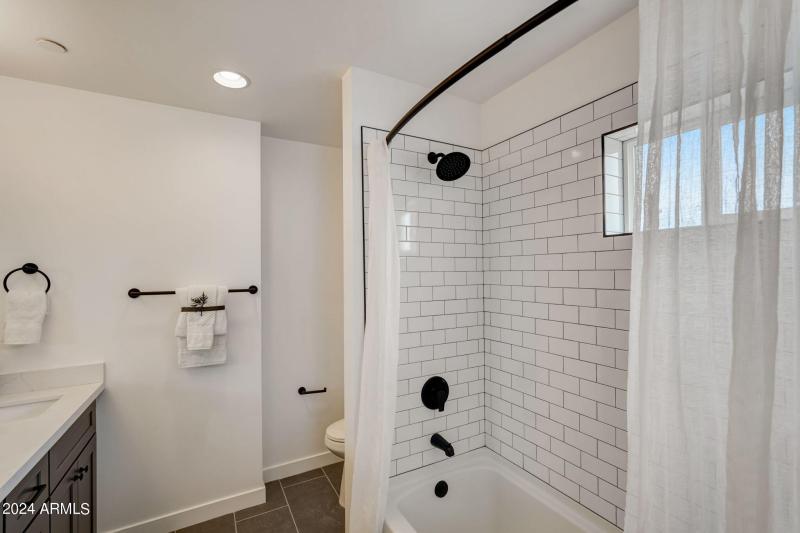 50367-3645 E Earll Dr-019