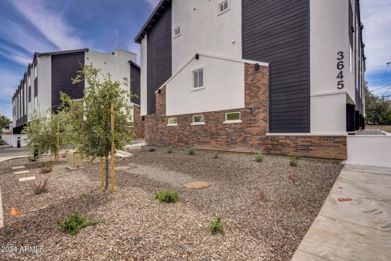 50367-3645 E Earll Dr-001