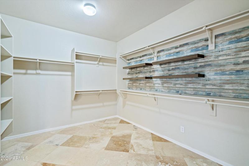 33-Walk-in Closet