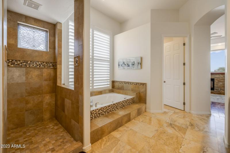 23)MASTER BATH
