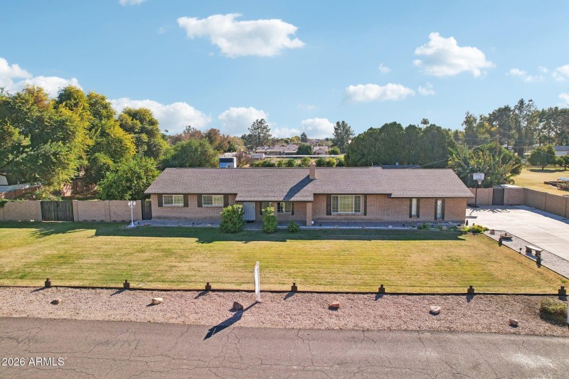 49-web-or-mls-W Banff Ln.-S2101-047