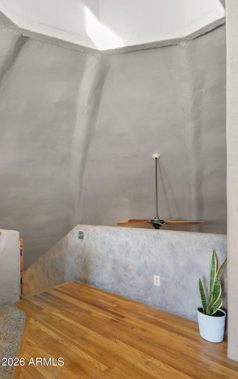 31-web-or-mls-Staircase Landing