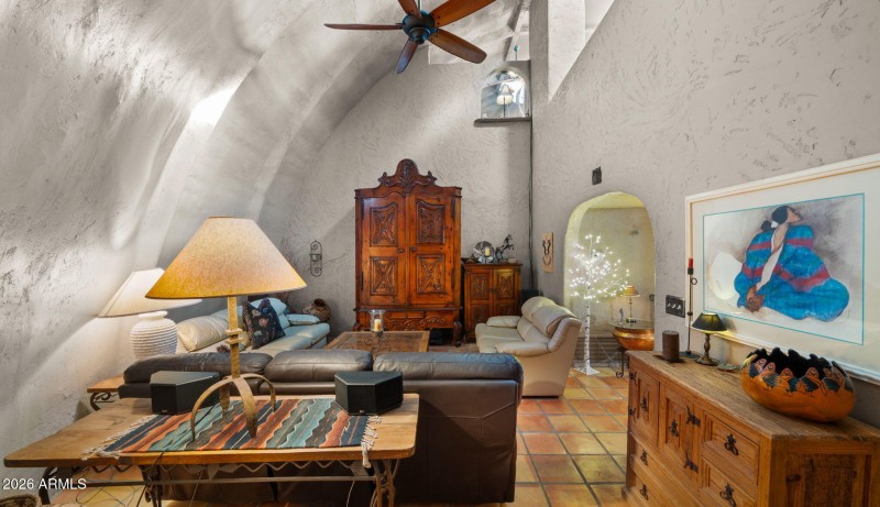 32-web-or-mls-Living Space2