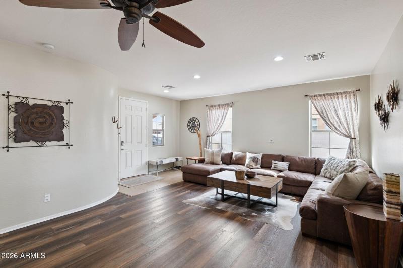 6-web-or-mls-16048-w-papago-st